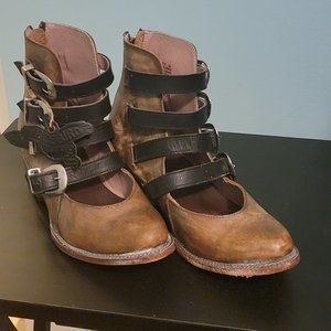 Size 10 Tan/Blk Booties from the Freebird Collection